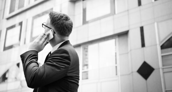 biznesowy-mezczyzna-pracuje-opowiadajacy-telefon-pojecie (1) (1)