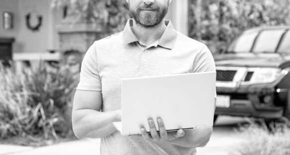 przyciety-mezczyzna-posrednik-sprzedajacy-lub-wynajmujacy-dom-na-pc-online-agent-nieruchomosci (1) (1)